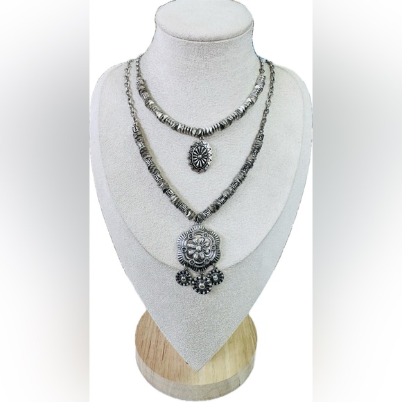 Shyanne Silver Floral Pendant Necklace Set - Picture 1 of 4
